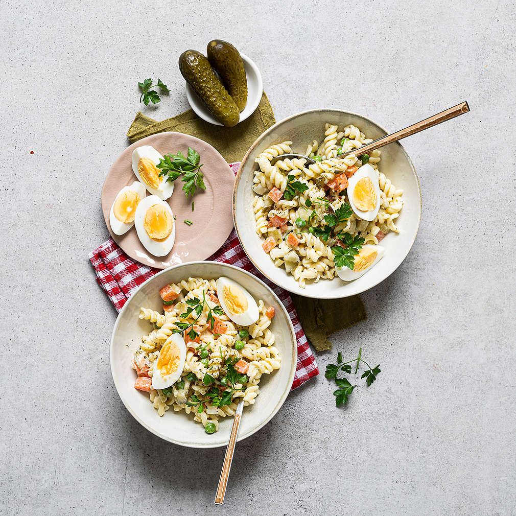 Zobrazit Těstovinový salát s vejci a nakládanými okurkami receptů