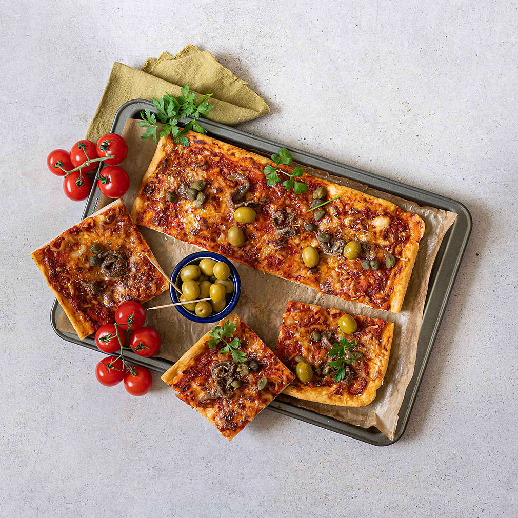 Zobrazit Pizza Margherita s ančovičkami, olivami a kapary receptů