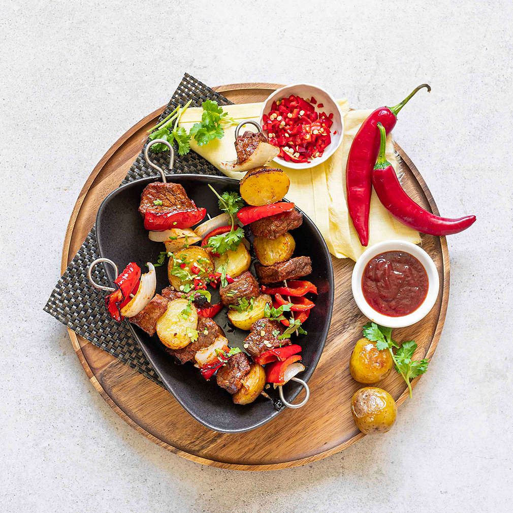 Zobrazit Pikantní hovězí špízy s paprikou, cibulí a bramborami receptů