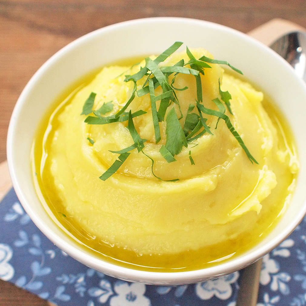 Zobrazit Česnekové brambory s olivovým olejem receptů