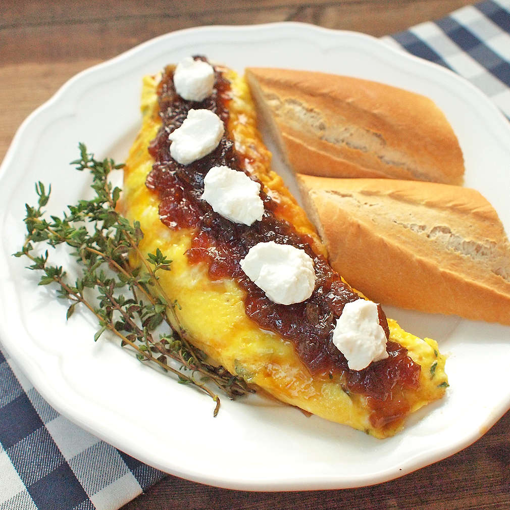 Zobrazit Tymiánová omeleta s kozím sýrem a karamelizovanou cibulí receptů
