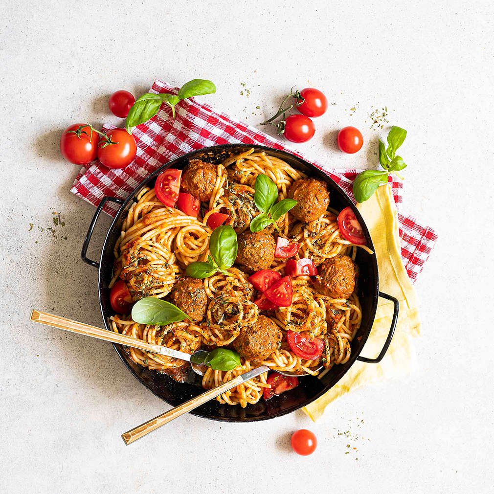 Zobrazit Špagety s rajčatovou omáčkou a kuličkami z mletého masa receptů