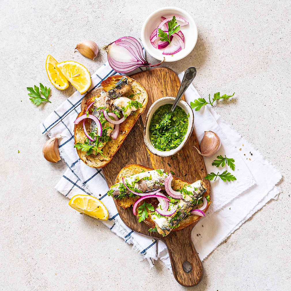 Zobrazit Česnekové topinky s marinovanými sardinkami receptů
