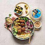 Zobrazit Veggie bowl s hummusem, falafelem a coleslaw salátem receptů