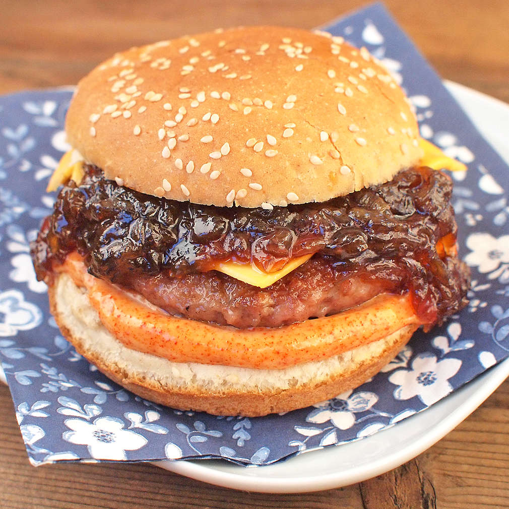 Zobrazit Vepřový burger s karamelizovanou cibulkou receptů
