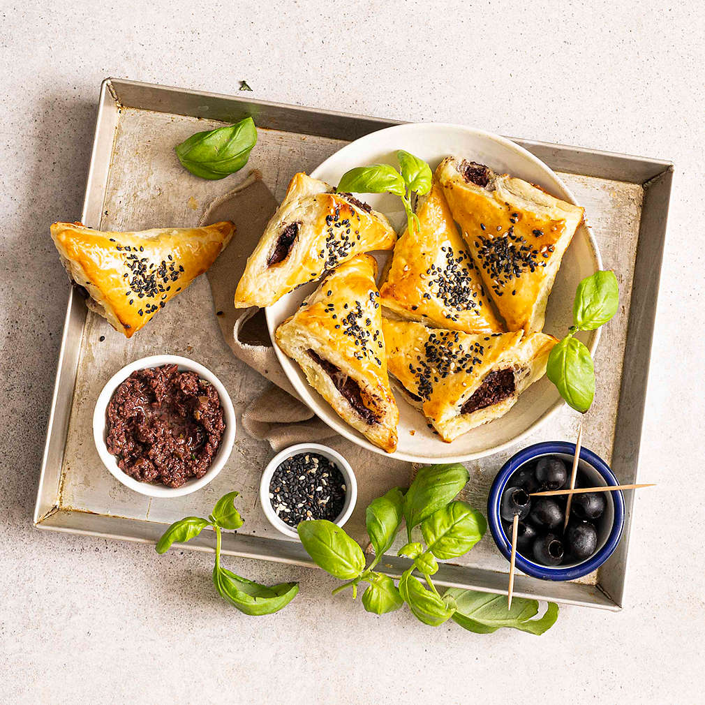 Zobrazit Taštičky z listového těsta s olivovou pastou receptů