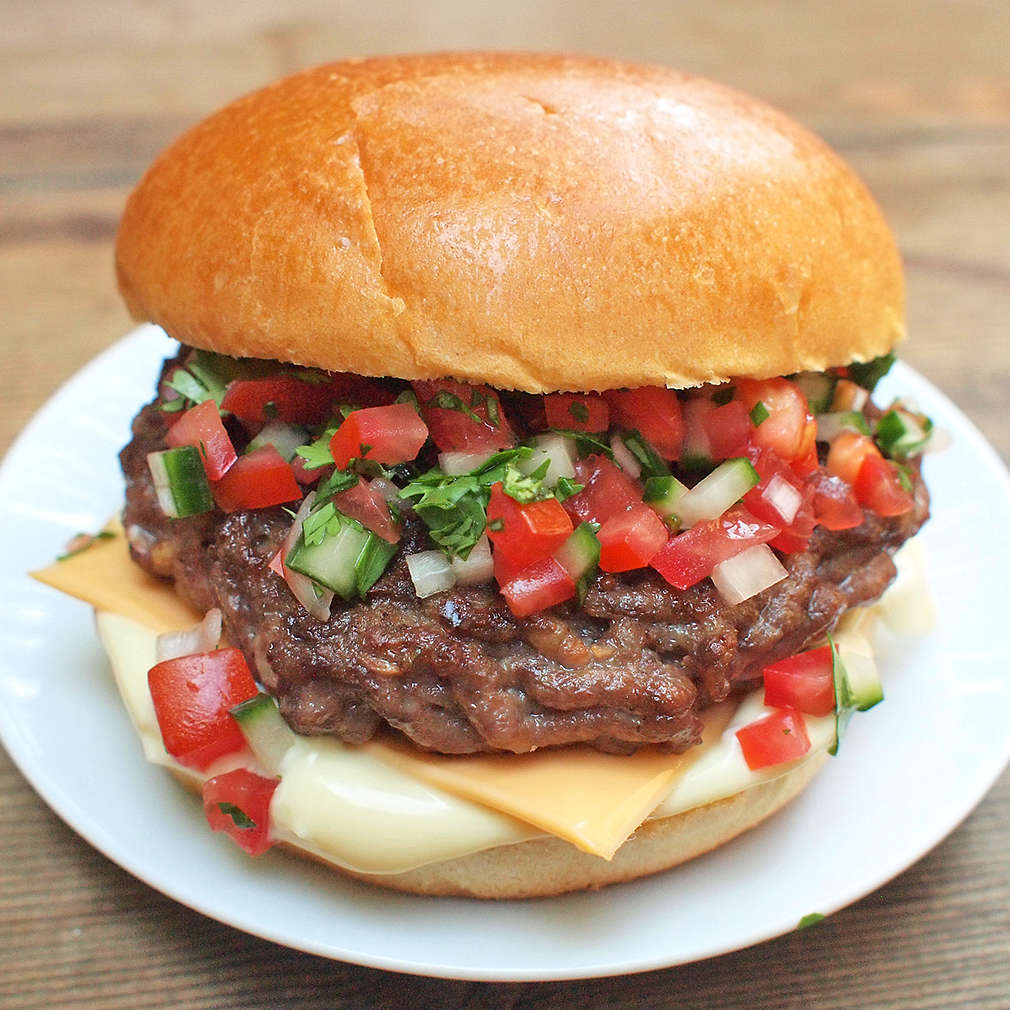 Zobrazit Hovězí burger s letní salsou receptů
