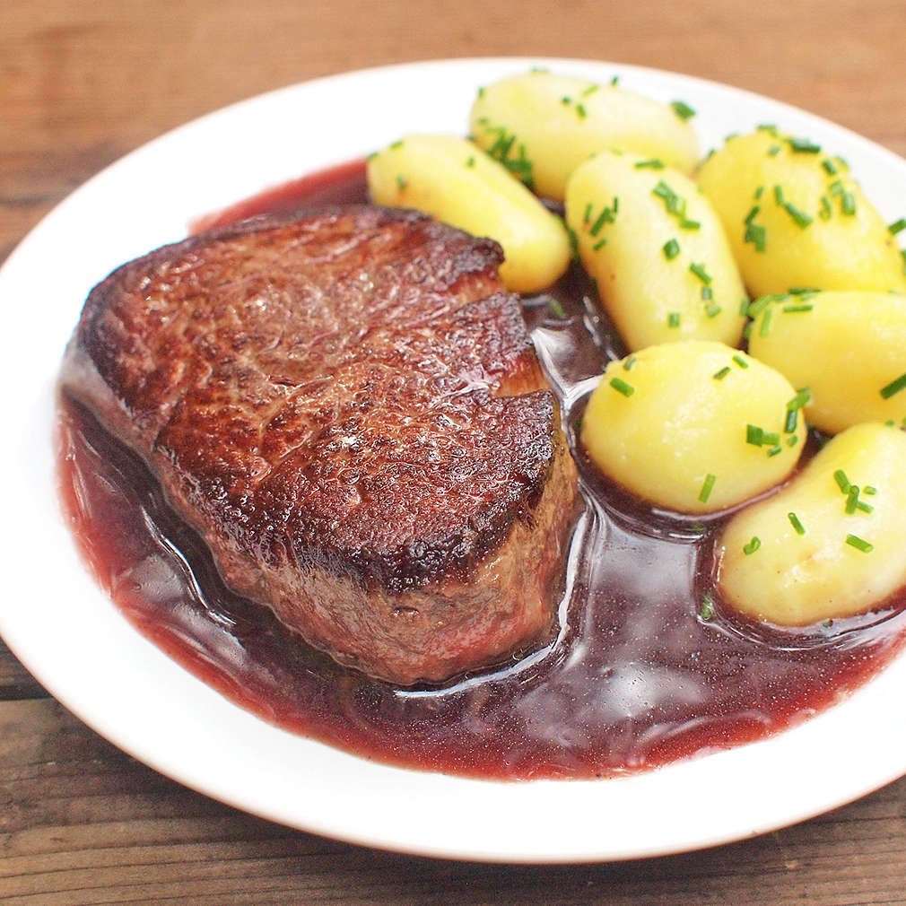 Zobrazit Hovězí steak s omáčkou z červeného vína receptů