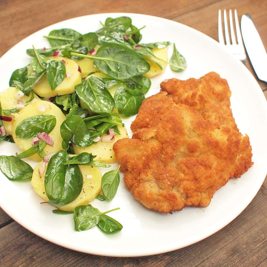 Zobrazit Vídeňský řízek s lehkým bramborovým salátem receptů