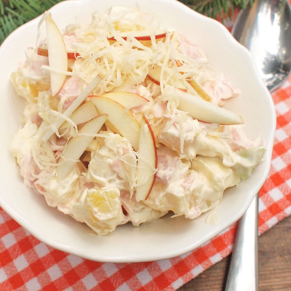 Zobrazit Lehký bramborový salát s uzeným masem, křenem a jablky receptů