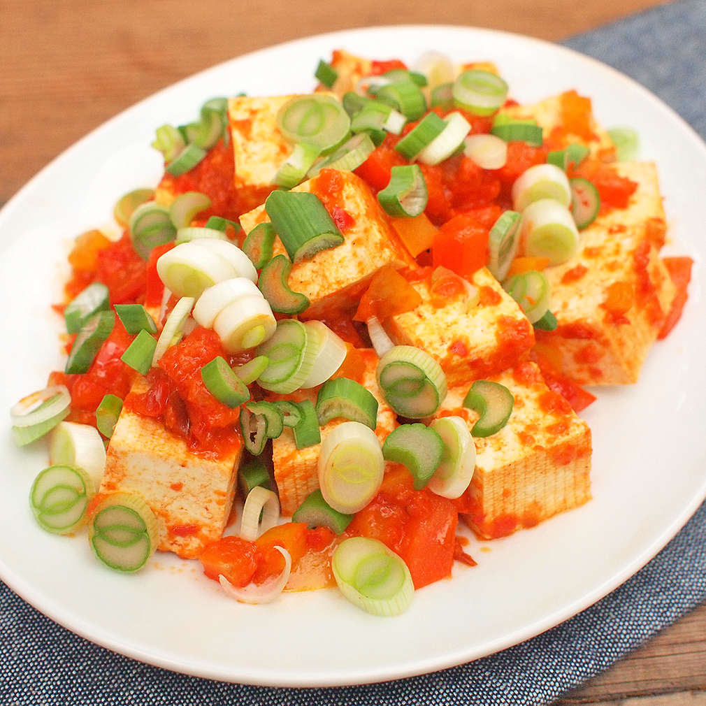Zobrazit Chilli tofu s jarní cibulkou receptů