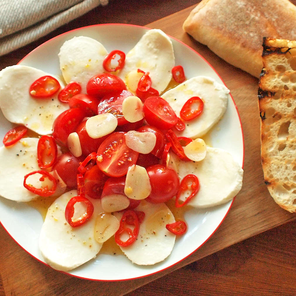 Zobrazit Třešňová rajčata s chilli mozzarellou receptů