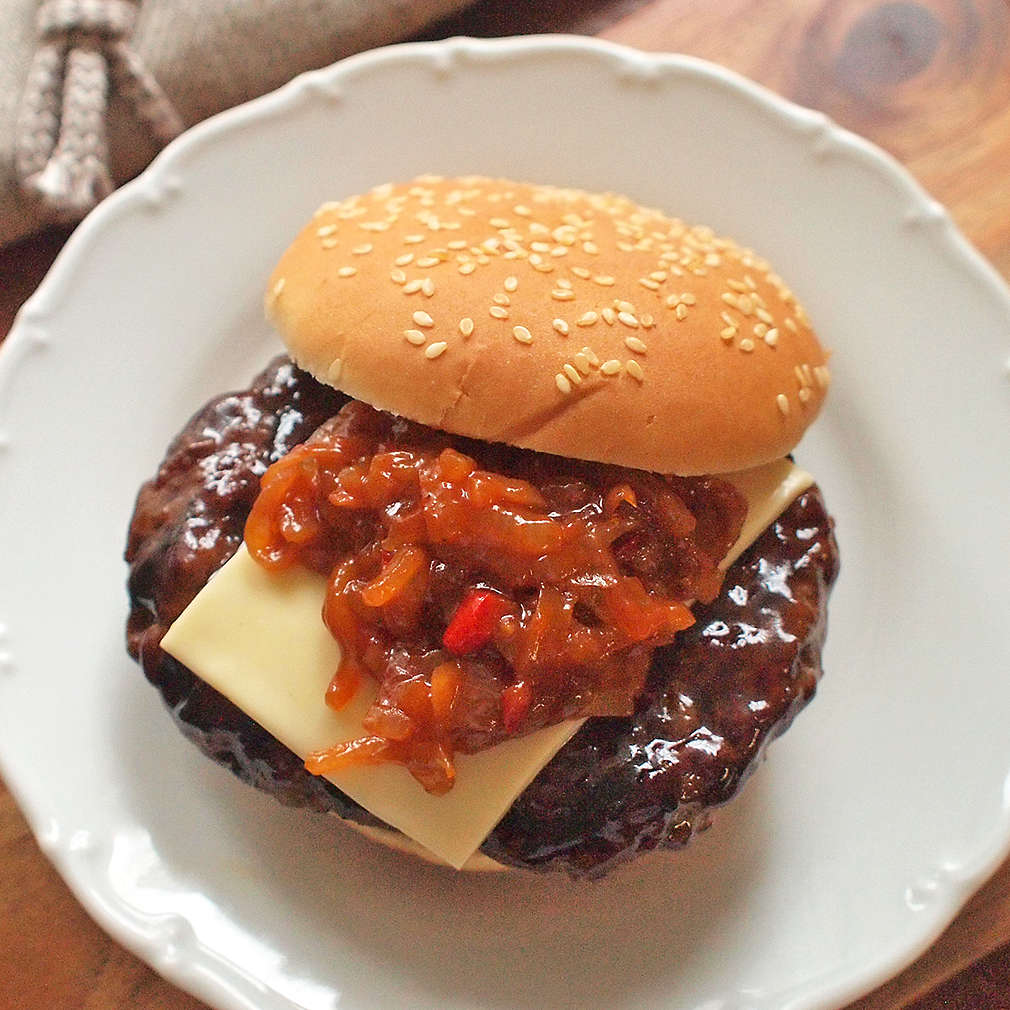 Zobrazit Burger s karamelizovanou chilli cibulkou receptů