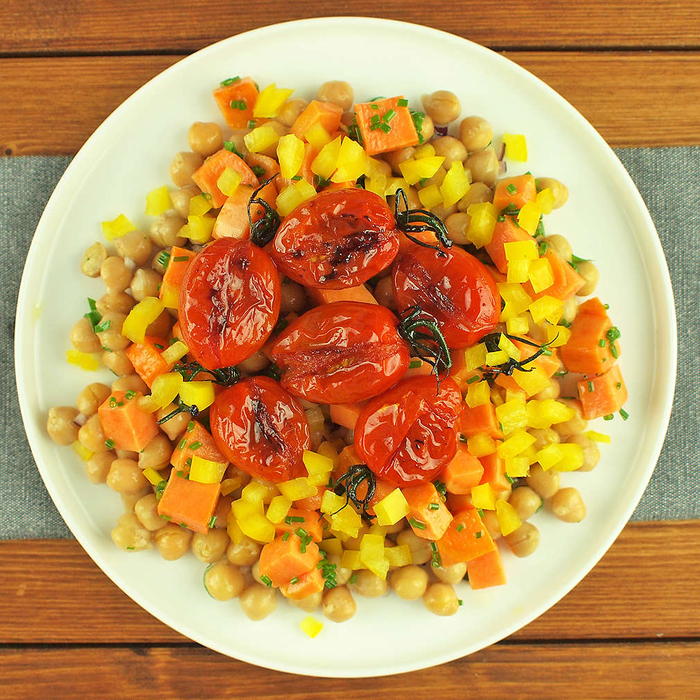 Zobrazit Cizrnový salát s pečenými rajčaty receptů