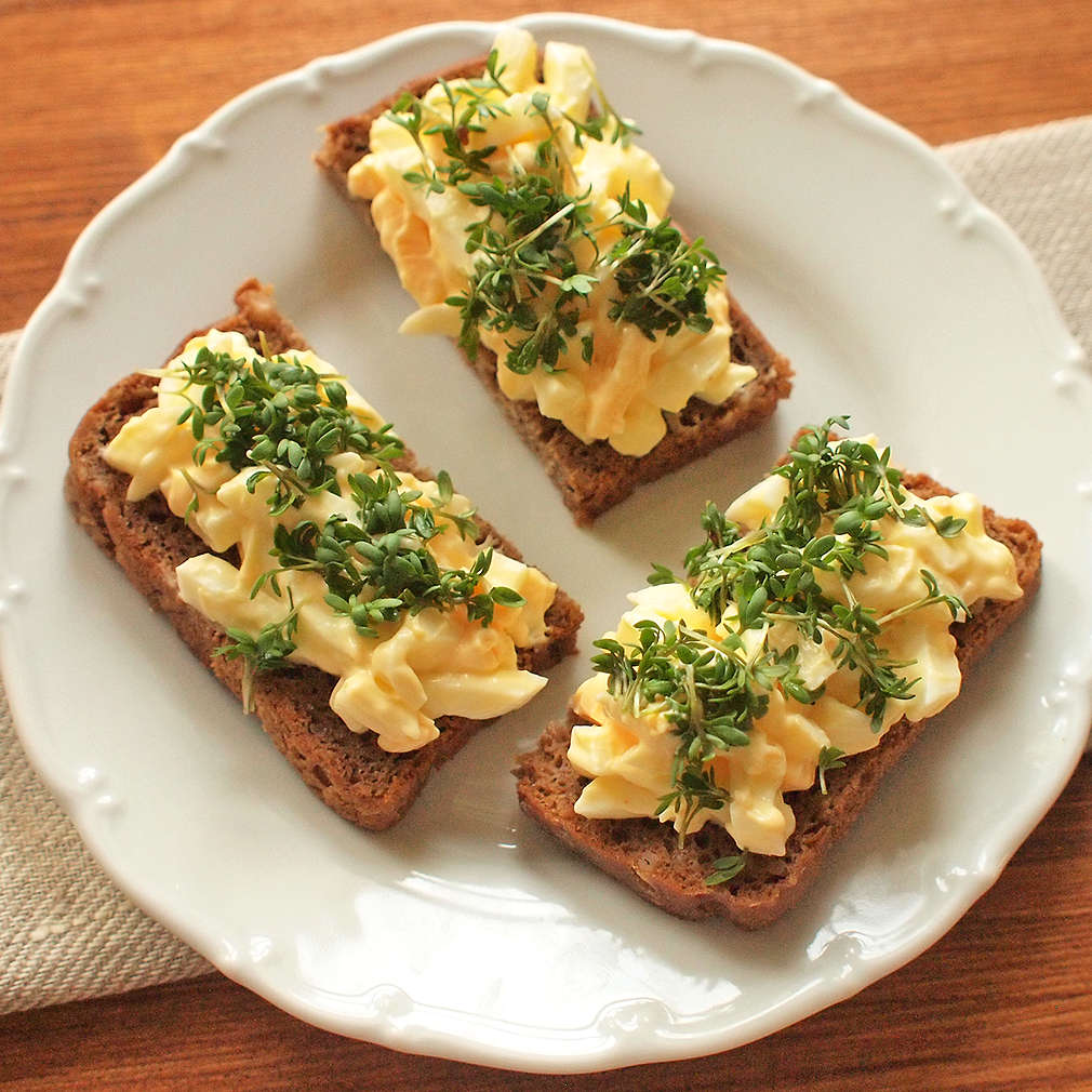 Zobrazit Žitný chléb s vajíčkovým salátem a řeřichou receptů
