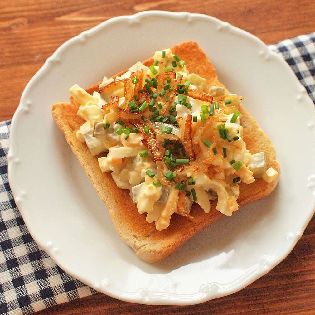 Zobrazit Vajíčkový salát na toastu s křupavou cibulkou receptů