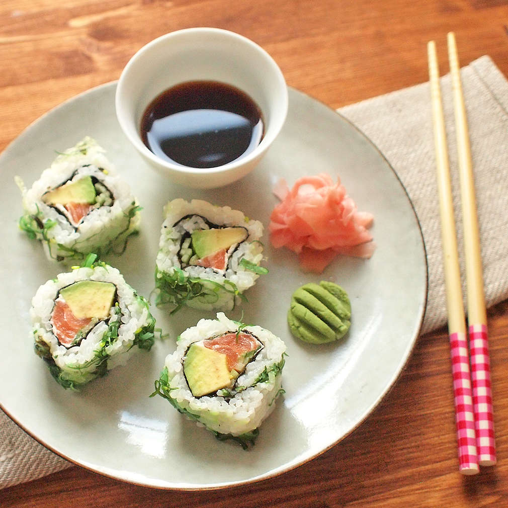 Zobrazit Obrácené sushi rolky s avokádem a lososem receptů