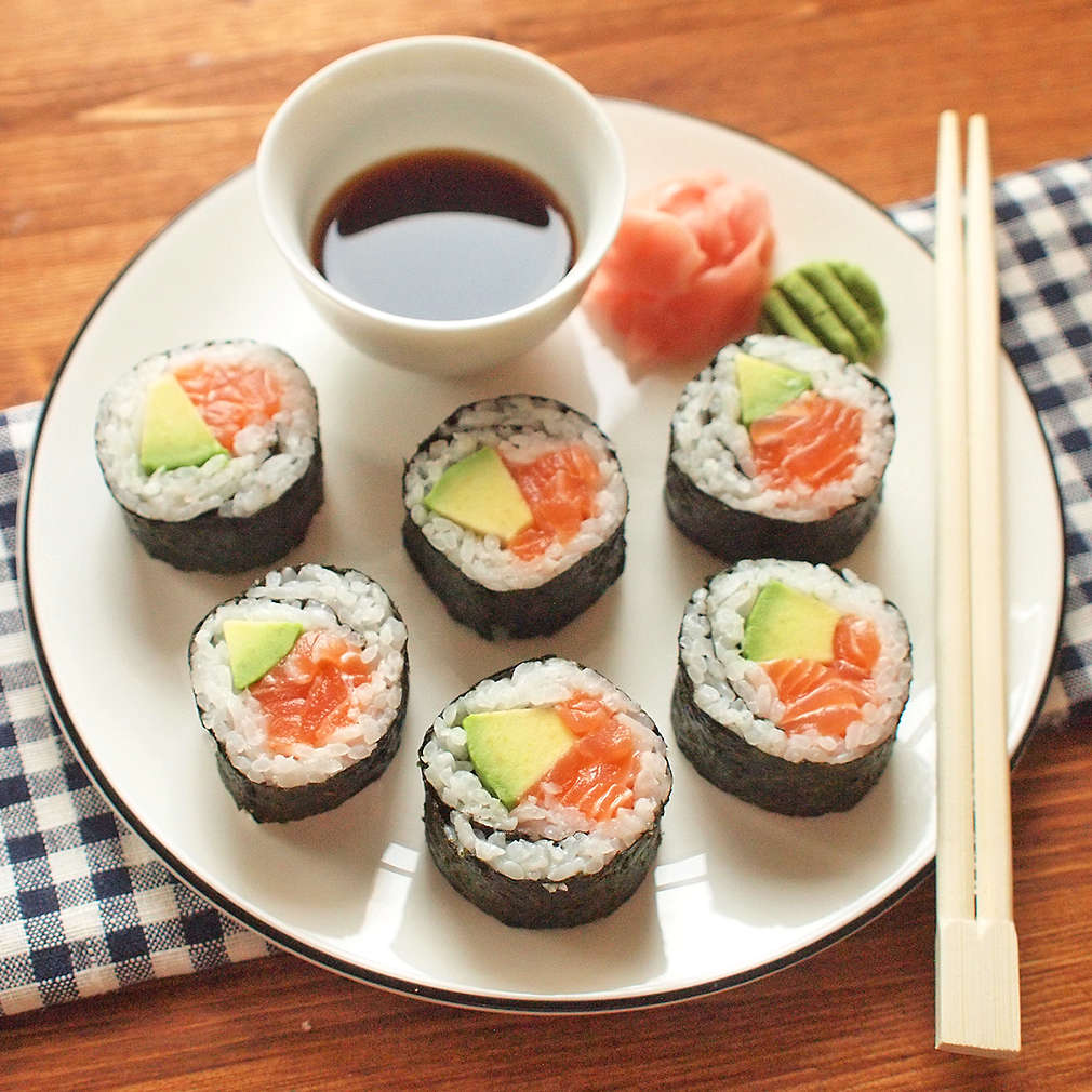 Zobrazit Maki sushi s avokádem a lososem receptů