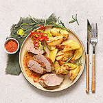 Zobrazit Telecí medailonky na minutku s pečenými brambory receptů