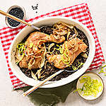 Zobrazit Pečená kuřecí stehna s čočkou beluga receptů