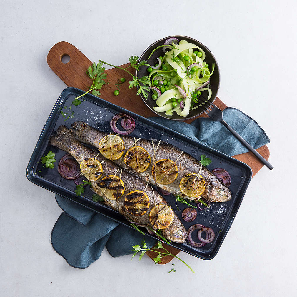 Zobrazit Limetkový pstruh s okurkou a wasabi salátem receptů