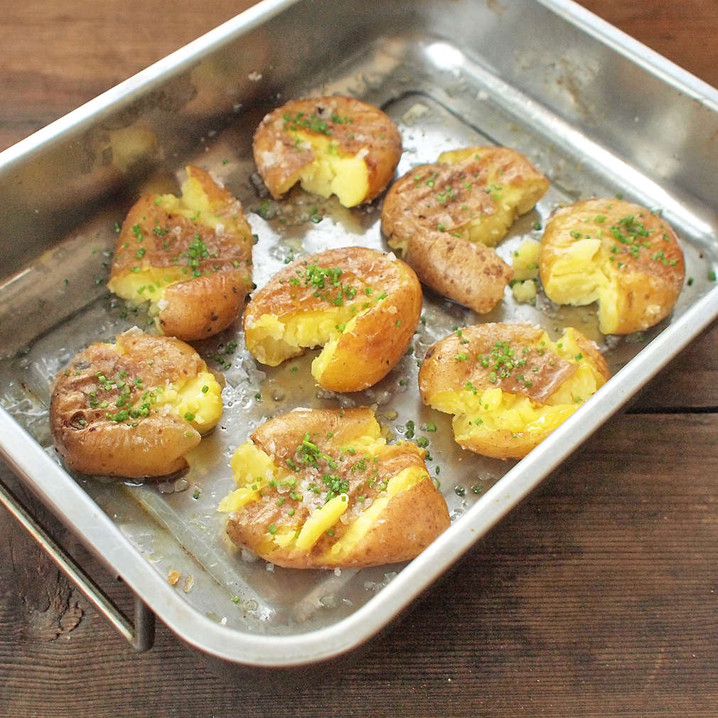 Zobrazit Rozmačkané pečené brambory s pažitkovým máslem receptů