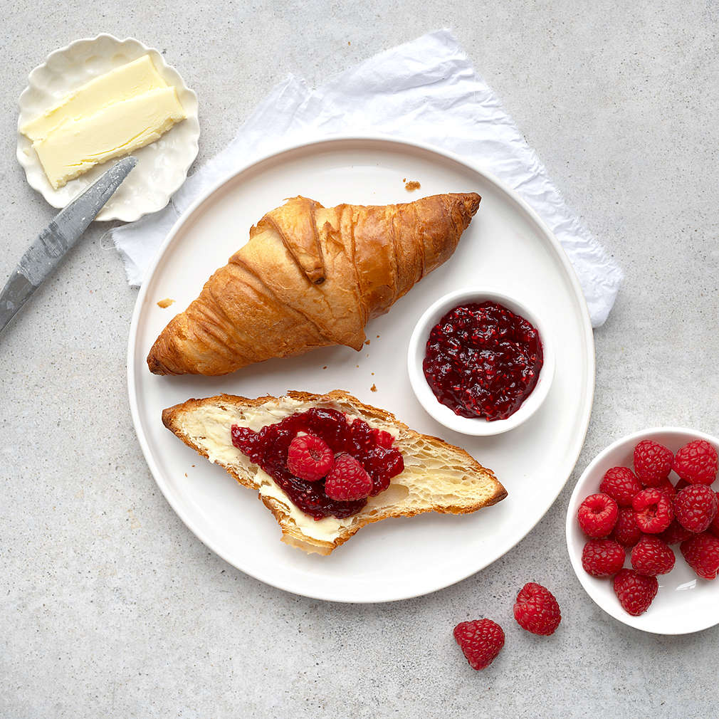 Zobrazit Croissant s máslem, malinovou marmeládou a malinami receptů