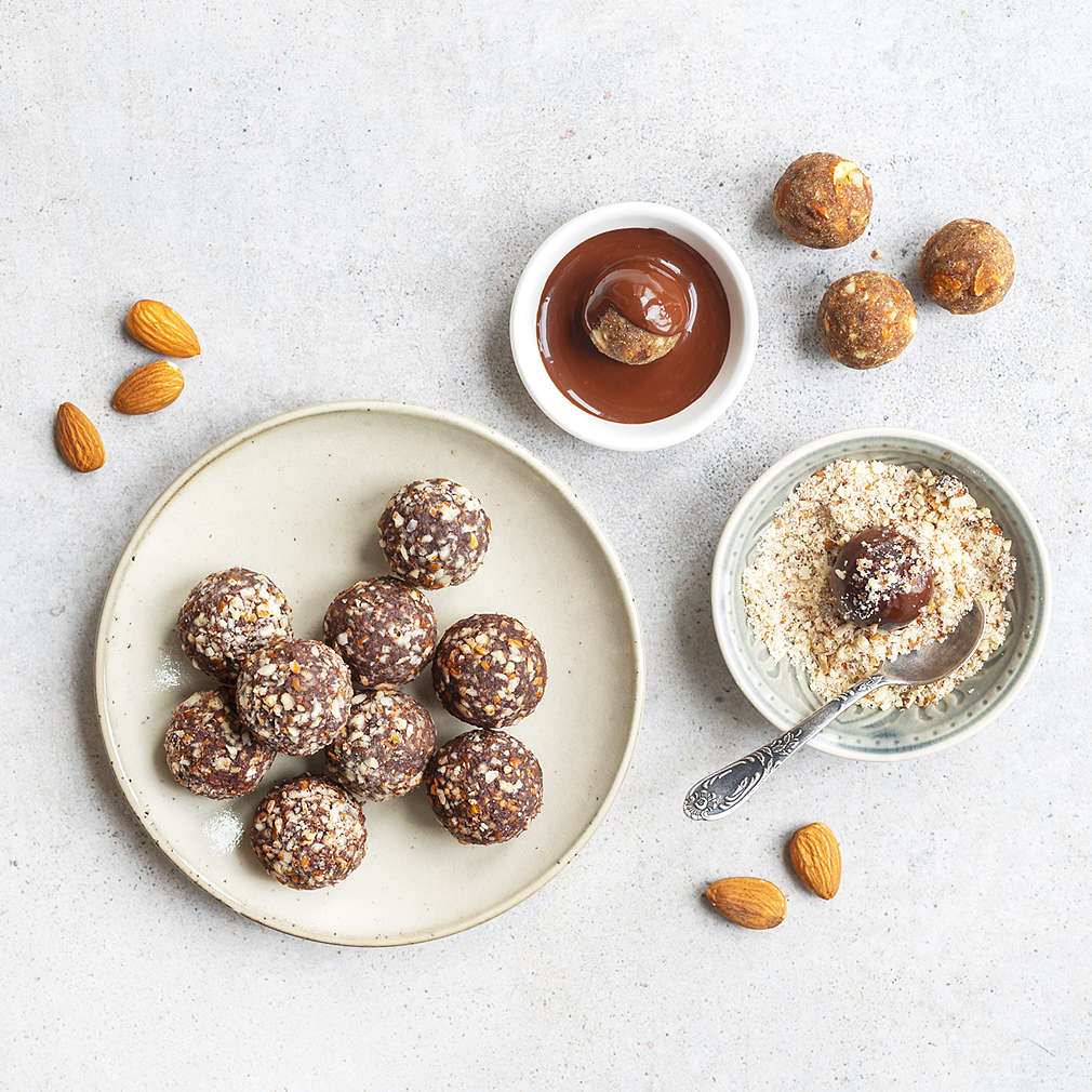 Zobrazit Ořechové kuličky s mandlemi a čokoládovou polevou receptů