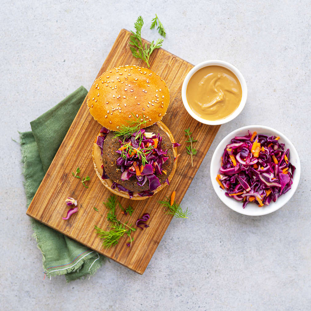 Zobrazit Hovězí burger s arašídovým dresingem a zelným salátem receptů