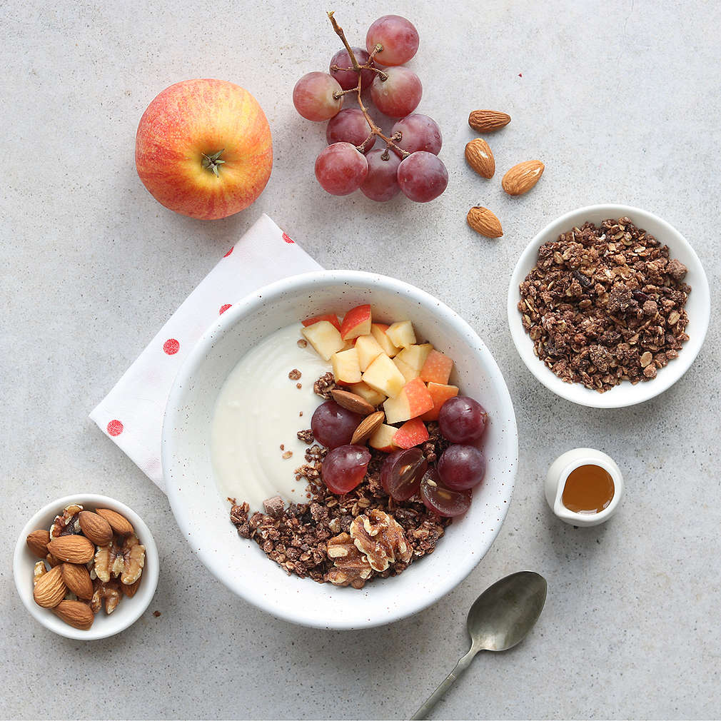 Zobrazit Jogurtová miska s müsli, ovocem a ořechy receptů