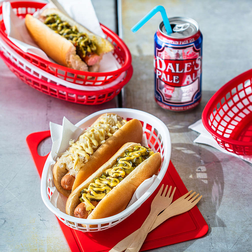 Zobrazit Hot dog s okurkovým relishem receptů