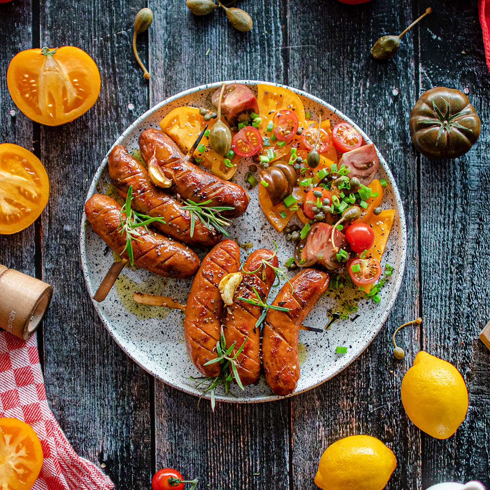 Zdjęcie przepisu Kiełbasa z grilla z sałatką z kolorowych pomidorów