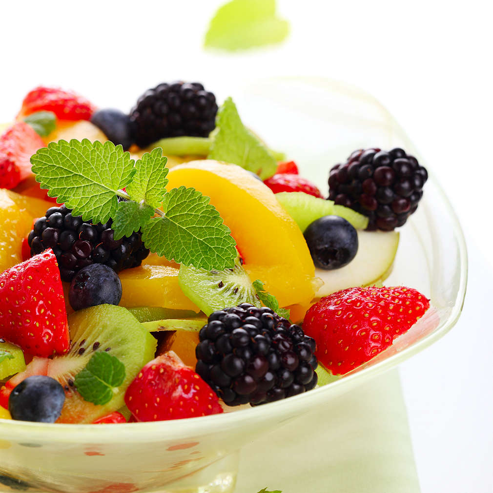 Salată de fructe cu mure și afine