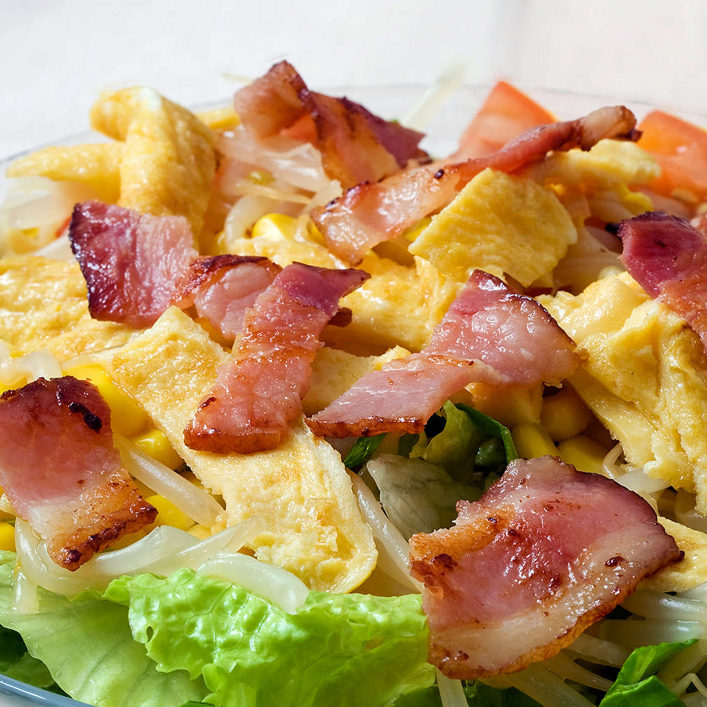 Salată de bacon și omletă