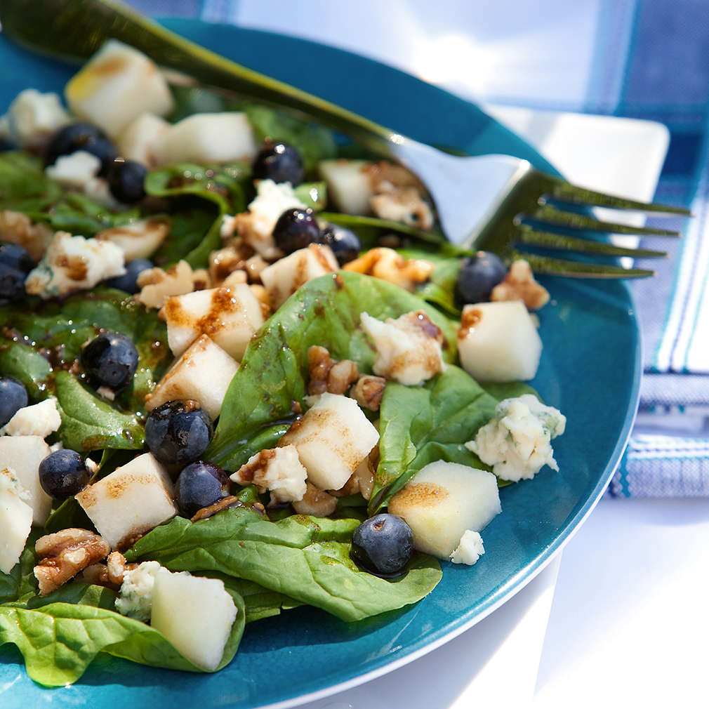 Salată de gorgonzola, afine și pere