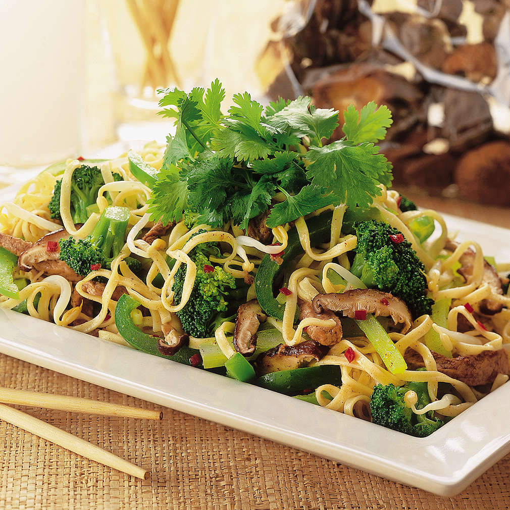 Imaginea rețetei Chow mein, în stil Hong-Kong, cu porc și verdețuri