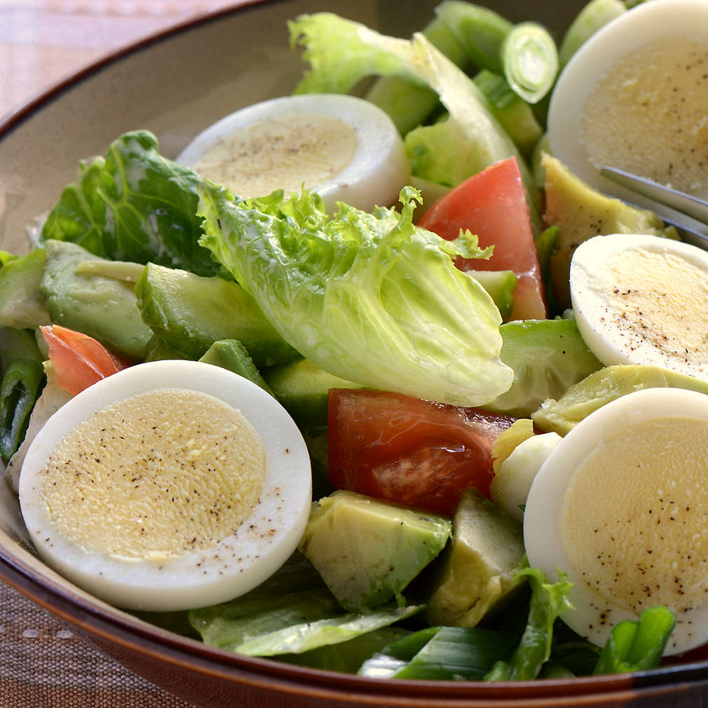 Salată cu avocado și ou
