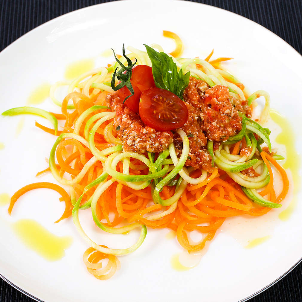 Spaghete din morcov și dovlecel cu sos de roșii