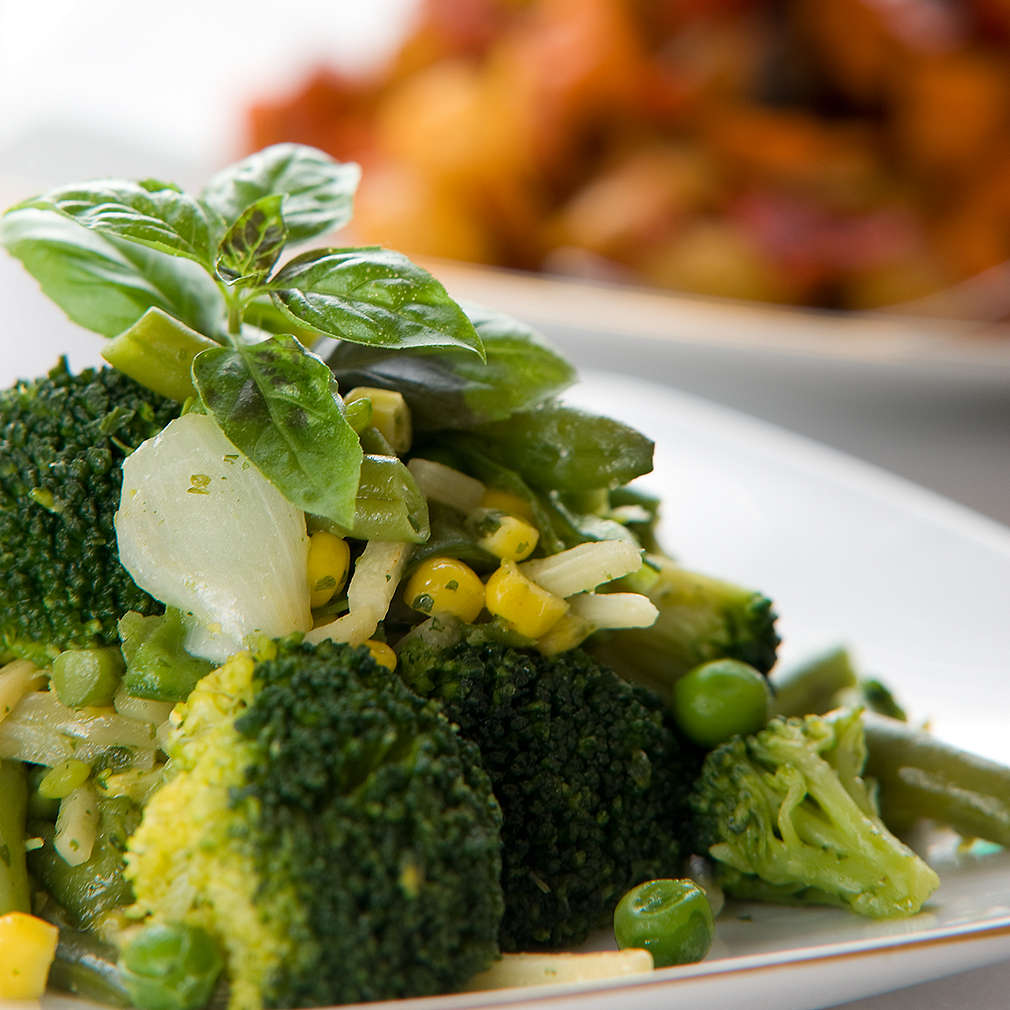 Salată de broccoli, fasole verde și mazăre