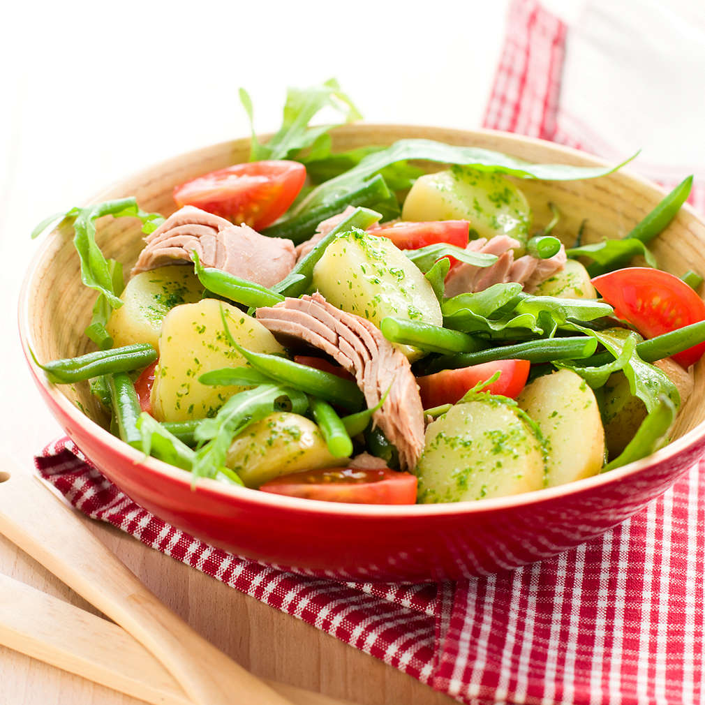 Salată de cartofi cu ton și fasole verde
