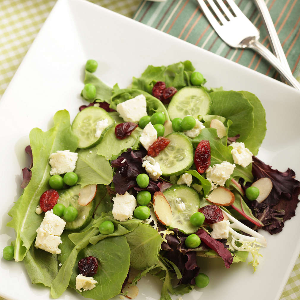 Imaginea rețetei Salată verde cu mazăre, stafide și parmezan
