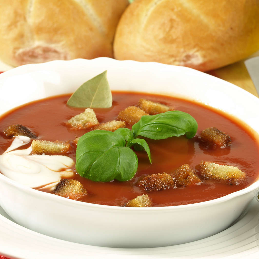 Supă cremă de roșii cu smântână și crutoane