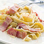 Tagliatelle cu bacon și ou