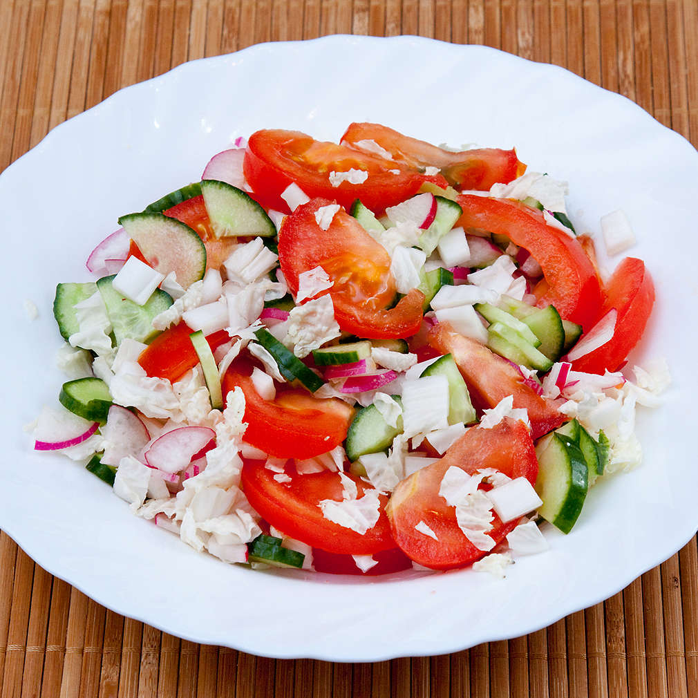 Salată de varză, roșii și castraveți