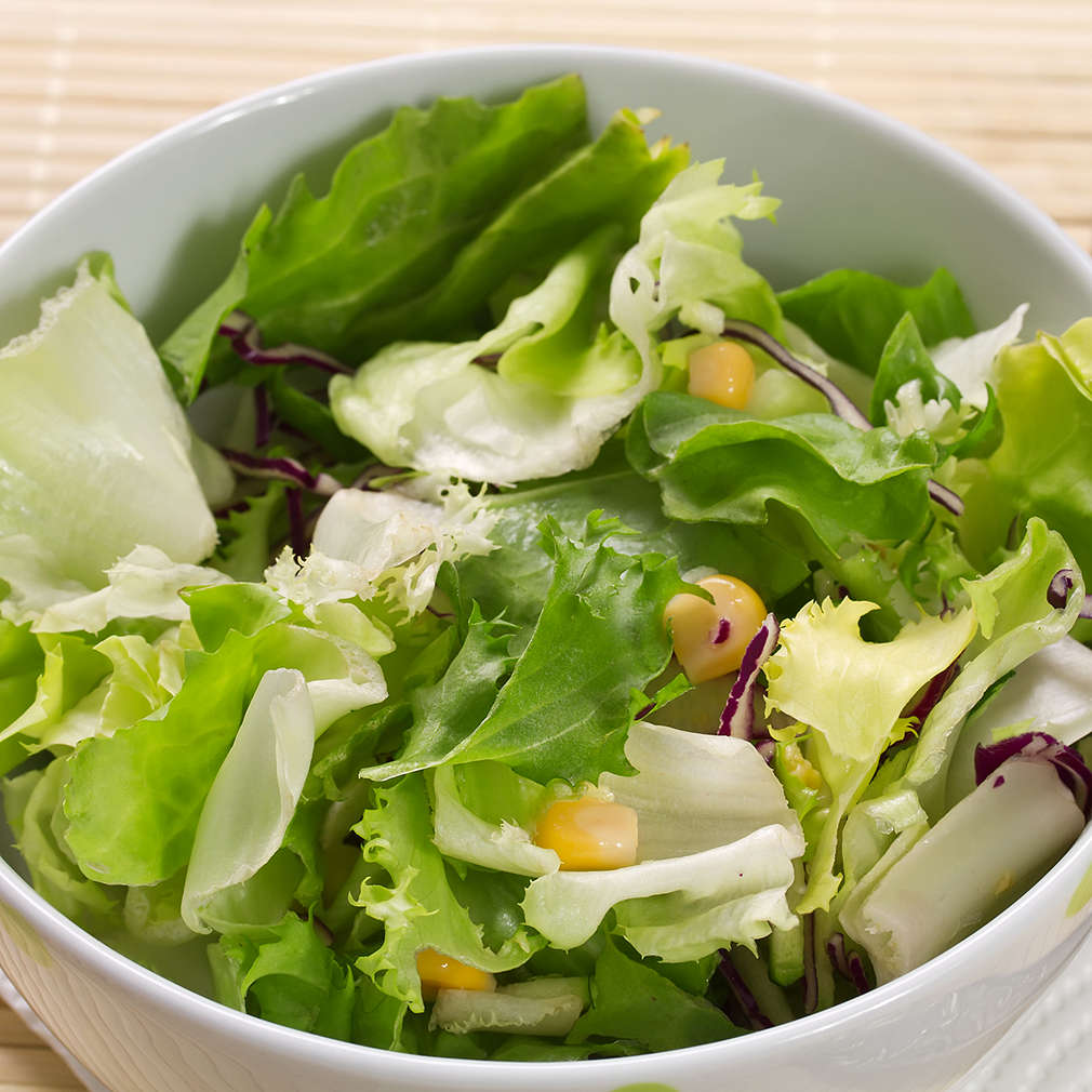 Salată verde cu porumb și lămâie