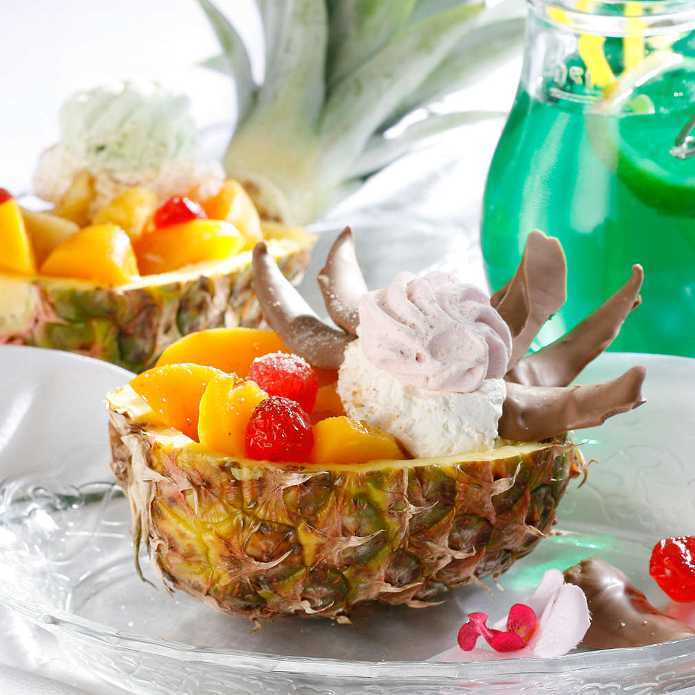 Salată de fructe în cupe de ananas