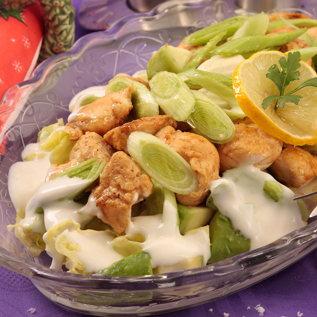 Salată cu avocado și pui