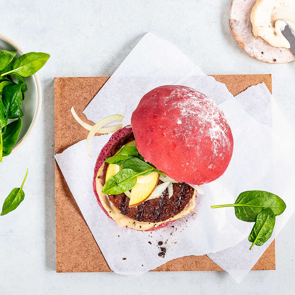 Imaginea rețetei Beyond Burger cu sfeclă roșie, măr și sos de alune caju