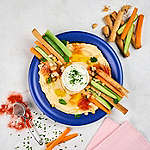 Zobrazenie receptu Zeleninový snack tanier s hummusom a bylinkovým skyr dipom