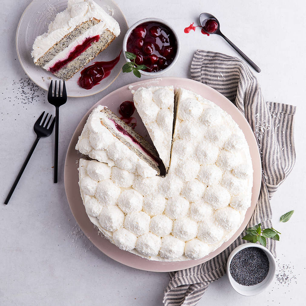 Schneeballtorte mit Mohn, Kirschen und Kokos - Rezept | Kaufland